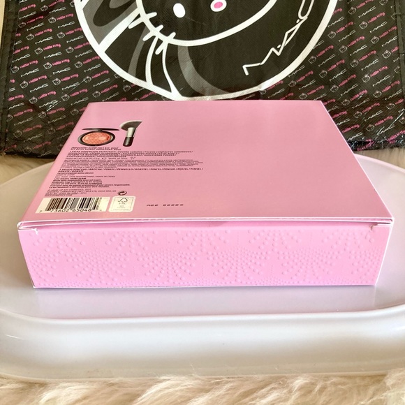 💄HP!💄LAST ONE! MAC Indulgent Glow Face Kit - Picture 13 of 14